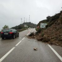 Temporal: Un desprendimiento de tierra provoca problemas en la circulación en la carretera A-369 entre Ronda y Gaucín