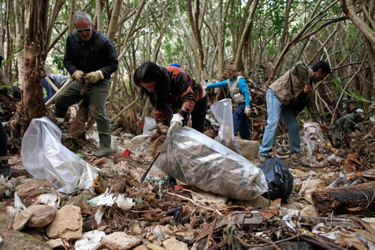 Medio centenar de voluntarios participan en la limpieza del Tajo del Abanico