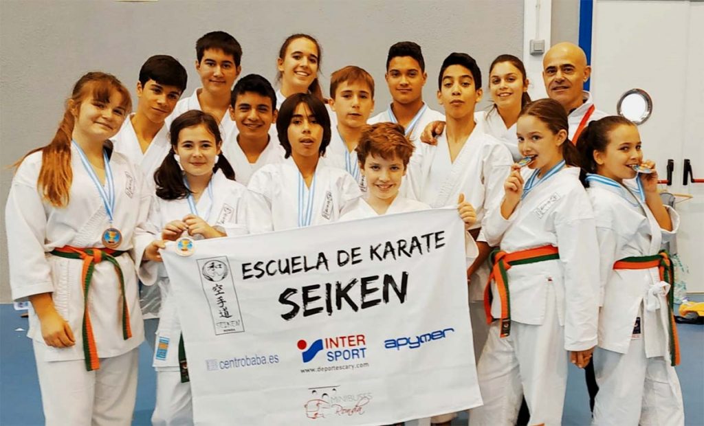 Los alumnos de la Escuela de Kárate Seiken se traen siete ...