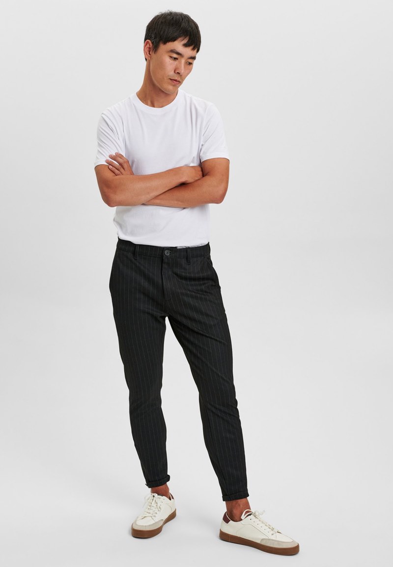 Pantalones chinos de hombre: la prenda versátil que no sabías que tenías en  el armario
