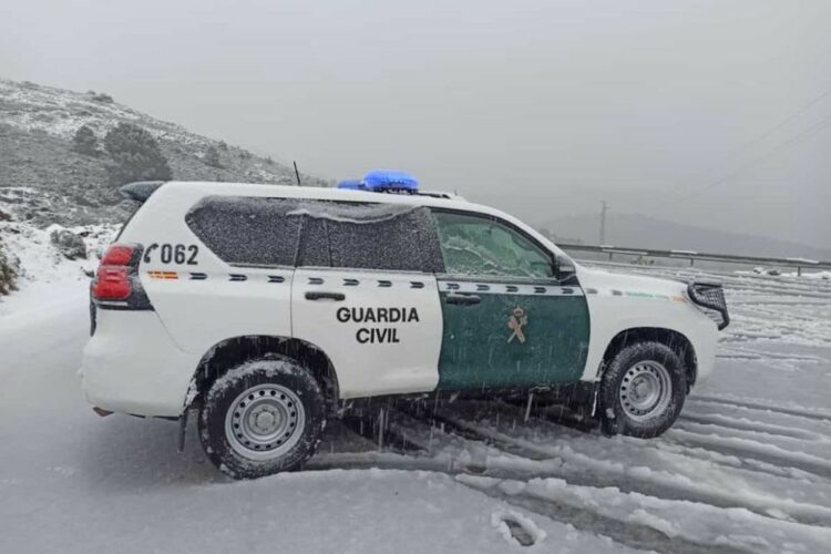 Cae una intensa nevada en la carretera Ronda-San Pedro de Alcántara