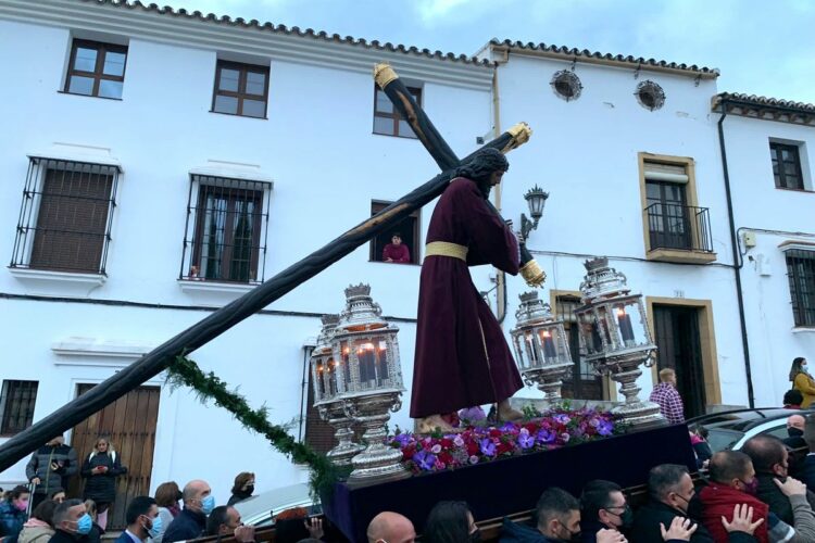 Cientos de fieles acompañaron a Padre Jesús en el primer Vía Crucis de Cuaresma