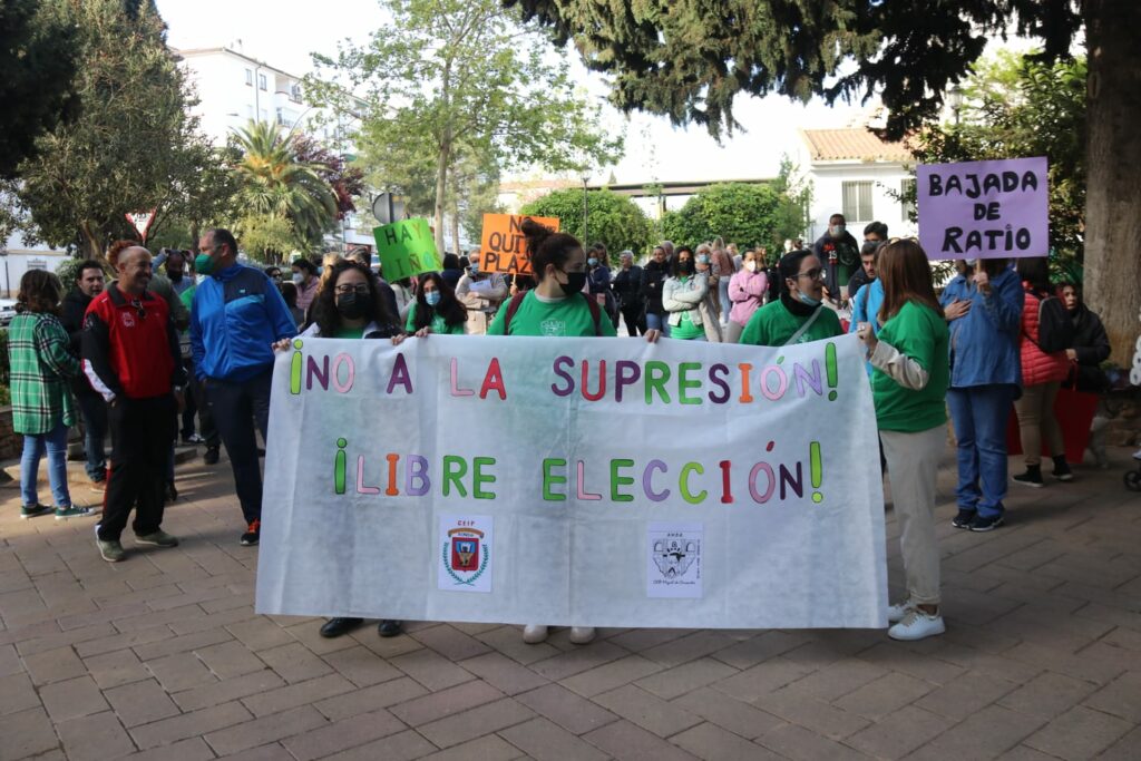 Fathers and mothers of the Miguel de Cervantes school concentrate to avoid the suppression of a line of Infant