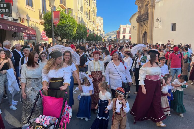 La Serranía da la bienvenida a Ronda Romántica con un multitudinario y alegre pasacalles