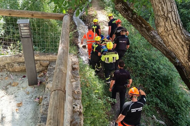 Rescatan a una joven turista que sufrió una caída mientras se bañaba en una charca del fondo del Tajo