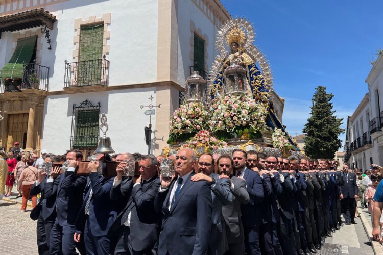 La Patrona, la Virgen de la Paz, brilla durante su desfile procesional por las calles de Ronda