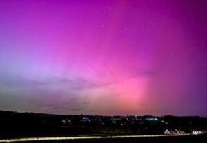 Una aurora boreal alumbra los cielos de España y Europa tras la tormenta geomagnética más fuerte en 20 años.