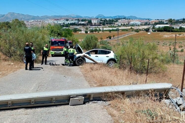Aparatoso accidente en un carril de Ronda al colisionar un turismo con una torreta eléctrica