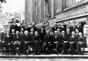 Marie Curie (tercera) y Albert Einstein (quinto), de un total de 29 científicos en la conferencia Sovay de 1927 en Bruselas.