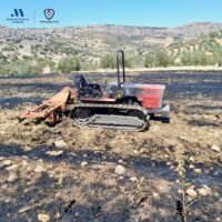 El incendio de un tractor cuando estaba arando provoca que ardan más de 4.000 metros de pastos