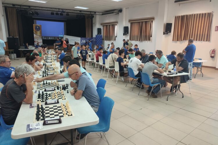 Decenas de vecinos participan en el curso se ajedrez organizado por el Ayuntamiento de Faraján