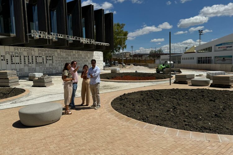 Las obras de la nueva plaza de la Biblioteca Comarcal ‘Adolfo Suárez’ ya están al 50% de ejecución
