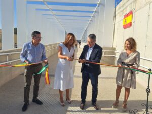 La alcaldesa y el presidente de la Diputación han inaugurado la nueva pasarela que cruza las vías.