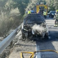 Un coche en llamas provoca un incendio en las inmediaciones de la carretera A-374 Ronda-Sevilla