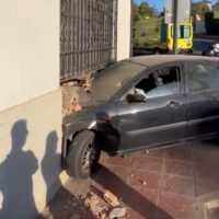 Un joven sin carné le coge el coche a su padre de madrugada y se estrella contra un almacén