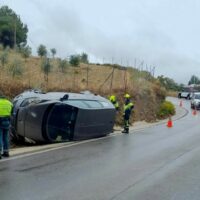 Una mujer resulta herida tras volcar su vehículo en la carretera MA-7400 que comunica Ronda con Arriate