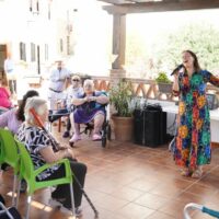 María Villalón canta en el Día de las Personas Mayores en la Residencia de Faraján