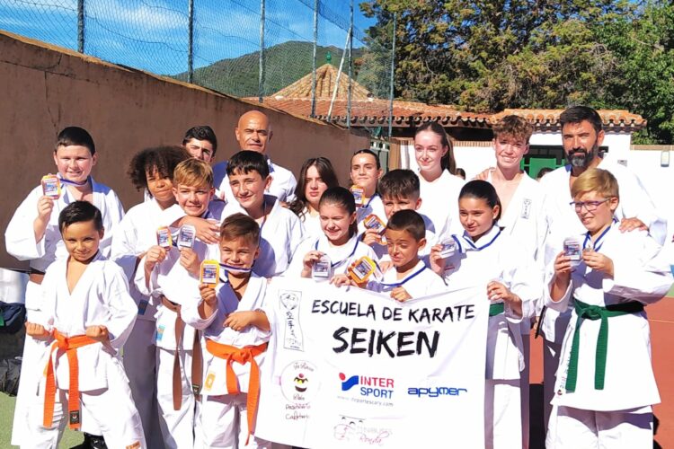 Los alumnos de la Escuela de Kárate Seiken se trajeron 17 medallas del campeonato de Istán