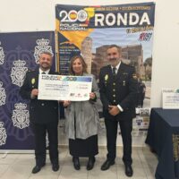 La Policía Nacional entrega a AROAL los 15.600 euros recaudados en la carrera solidaria 091