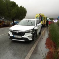 Las fuertes lluvias provocan un accidente de tráfico, el desprendimiento de un tejado y el corte de un carril