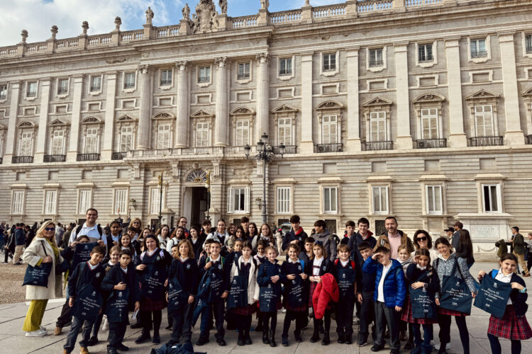 Estudiantes de Ronda celebran el décimo aniversario del reinado de Felipe VI con una visita al Palacio Real de Madrid