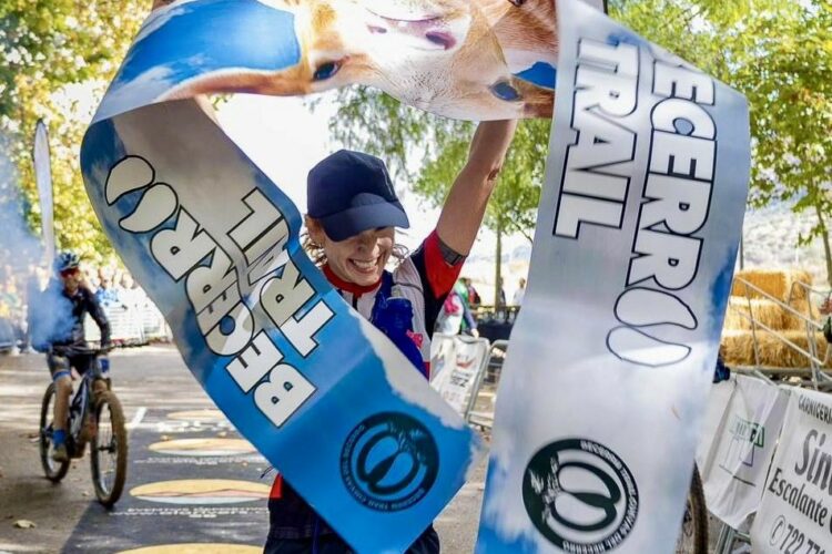 Isabel Acevedo  se llevó su peso en aceite de oliva tras vencer en la carrera de Cuevas del Becerro