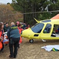 Rescatan con un helicóptero a un hombre que se precipitó por un barranco en Jubrique