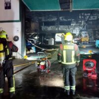 Arde una nave industrial y varios vehículos en Cortes de la Frontera