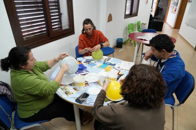 Vecinos de Algatocín realizan con sus propias manos los adornos navideños para las calles del pueblo