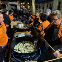 Castañas tostadas y buñuelos para celebrar un año más Todos los Santos en el barrio de San Francisco