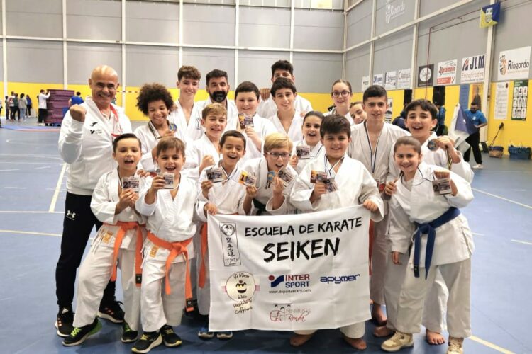 Los karatecas de la Escuela Seiken se traen 14 medallas del campeonato de Río Gordo