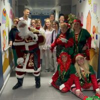 Papá Noel y sus elfos visitan el Hospital Serranía de Ronda