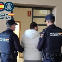 La Policía Nacional de Ronda detiene a un hombre que golpeó a un vecino en la cabeza con un bate de béisbol