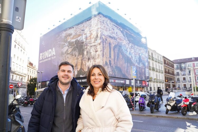 Fitur 2025: Una gran lona con la imagen de Ronda luce en el centro de Madrid