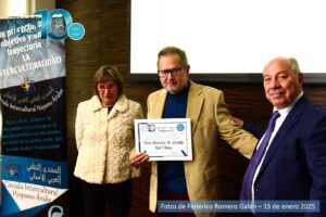 Antonio Acedo recibiendo diploma en el X Aniversario de CIHAR en Casa Árabe. (F. Romero Galán).