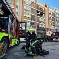 Un incendio en San Rafael obliga a desalojar un bloque de viviendas y trasladar al hospital a dos vecinos afectados por el humo