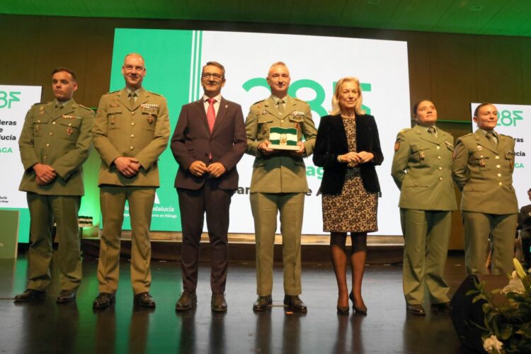 Los 101 kilómetros en 24 horas de la Legión recibe una de las ‘Banderas de Andalucía’