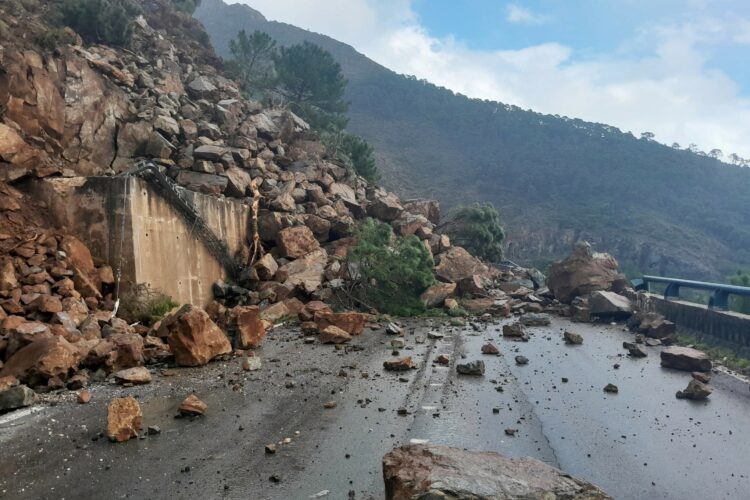 A-397: Una carretera ‘negra’ con ocho curvas en cada kilómetro, decenas de accidentes y continuos desprendimientos