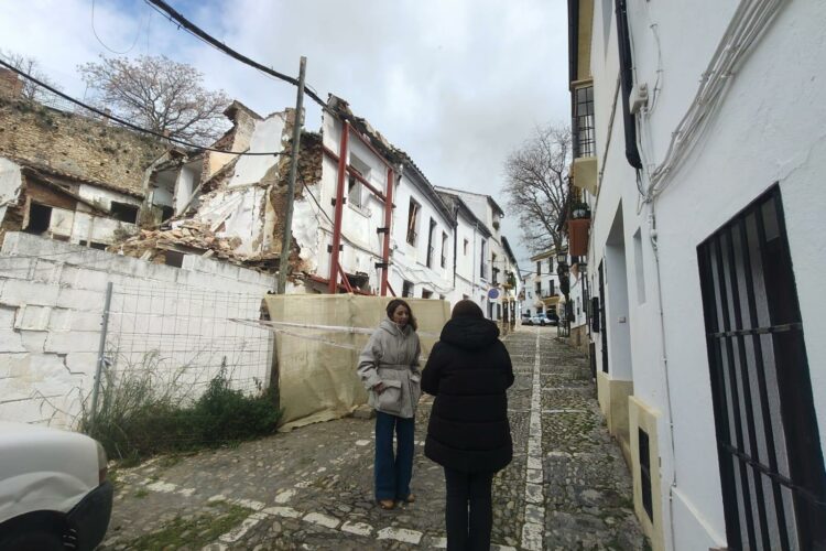 Las lluvias hacen que se desplome parte de una vivienda abandonada de la calle Espíritu Santo