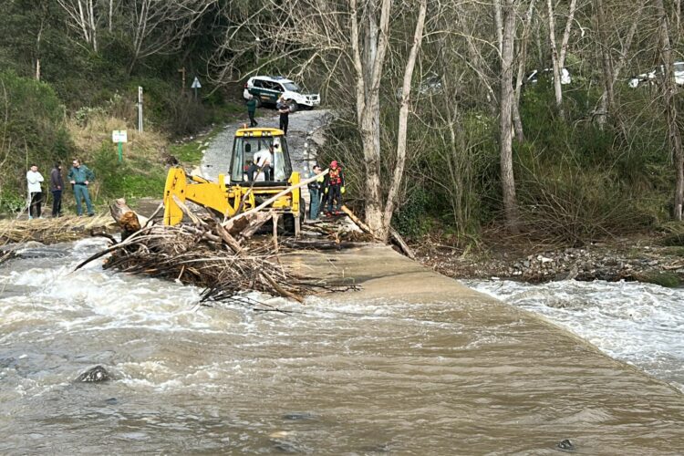 La Guardia Civil busca a un motorista que ha sido arrastrado por la corriente en el río Genal