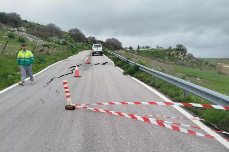 Cortan la carretera MA-7402 que comunica Ronda con Acinipo por un deslizamiento de la calzada