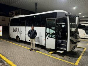 Jose Lara junto a uno de los nuevos autobuses.