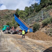 La Junta inicia los trabajos para situar la nueva malla de contención en la carretera Ronda-San Pedro