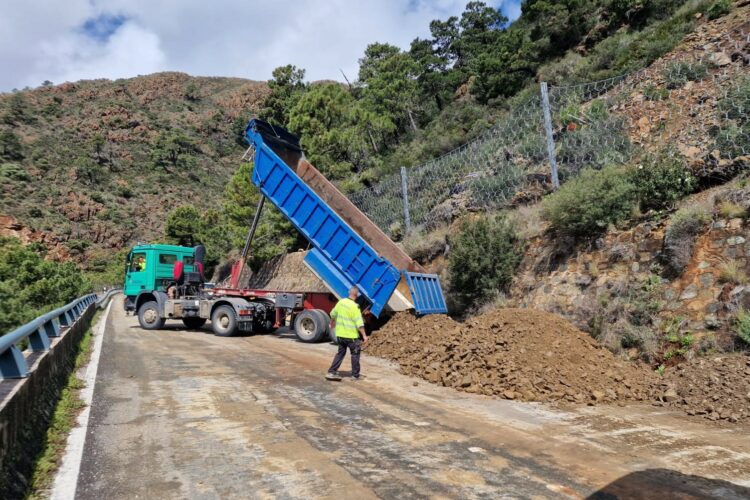 La Junta inicia los trabajos para situar la nueva malla de contención en la carretera Ronda-San Pedro