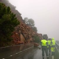 Temporal: Toneladas de rocas y tierra se desploman sobre la carretera A-397 Ronda-San Pedro, que queda totalmente cortada al tráfico