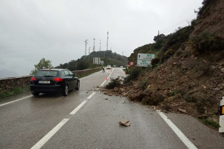 Temporal: Un desprendimiento de tierra provoca problemas en la circulación en la carretera A-369 entre Ronda y Gaucín