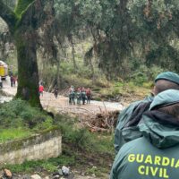 La Guardia Civil suspende la búsqueda del motorista arrastrado por la corriente en el río Genal hasta que no baje el caudal