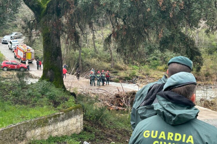 La Guardia Civil suspende la búsqueda del motorista arrastrado por la corriente en el río Genal hasta que no baje el caudal